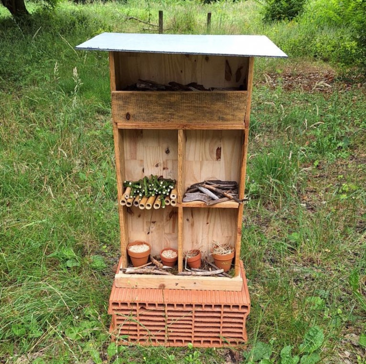 Image de l'hôtel à insectes construit par nos animateurs nature cet été